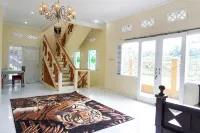 Villa Vals by Villa Gue Aja Hotels in Cisarua Subdistrict