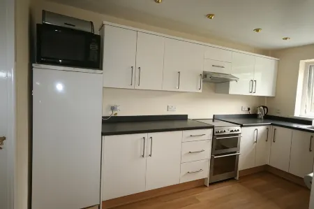 Woodard House Отели рядом с достопримечательностью «Центральная библиотека Биркенхед»