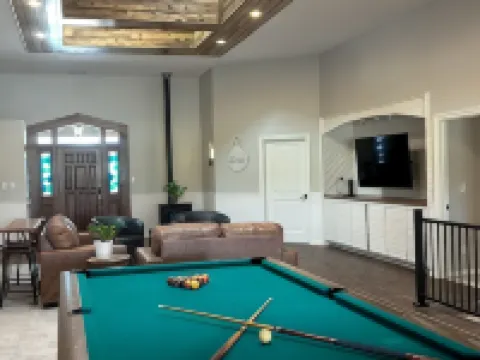 Enormous Home On Golf Course. Newly renovated - Sleeps 21! Hotels in Logan County