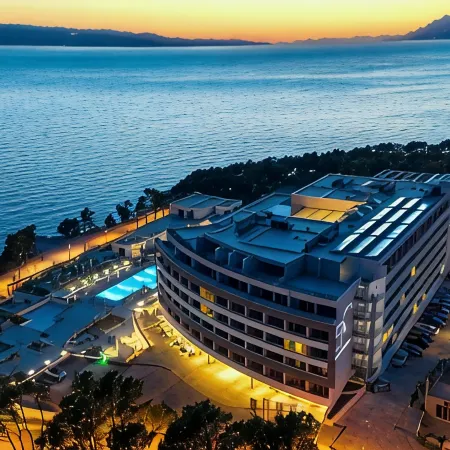 Aminess Laurel Khalani Hotel Отели рядом с достопримечательностью «Пляж Сент-Петер»