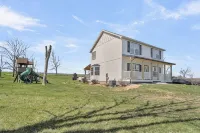 Pet Friendly 3-bedroom farmhouse in Grantville- 8 Mi from Hershey Park with pool - Boutique