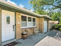 Cozy Pet & Family-friendly fully fenced beautiful  backyard Hotels in Arvada