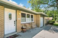 Cozy Pet & Family-friendly fully fenced beautiful  backyard
