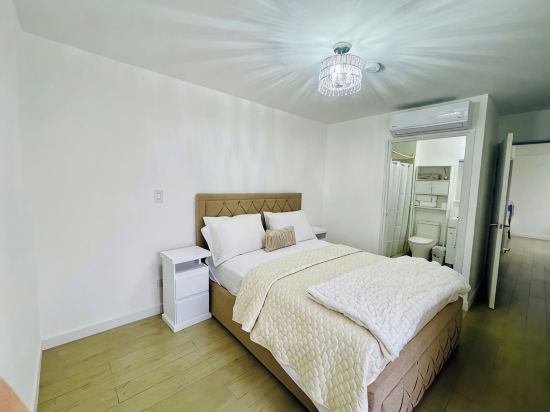 Charming 2-bedroom condo with shared pool, gym, Wi-Fi, one parking space