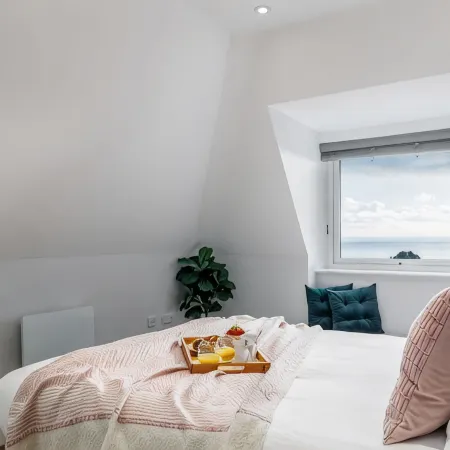 Luxury Penthouse 2-Bed Apt w/ Sea View, Gym & PKG