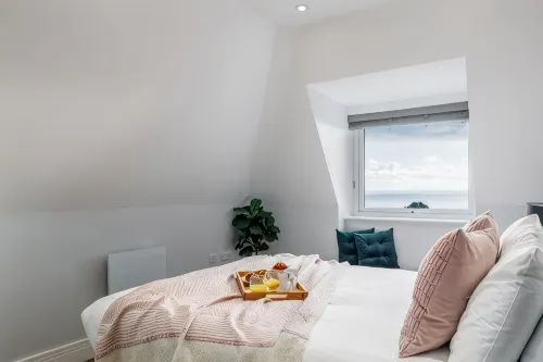 Luxury Penthouse 2-Bed Apt w/ Sea View, Gym & PKG - 레지던스