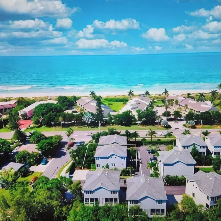 Island Living on Longboat Key 3 minute walk to the beach!