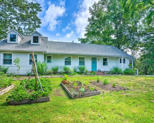 Charming Beach Cottage on Fishing Bay Hotels in Middlesex County