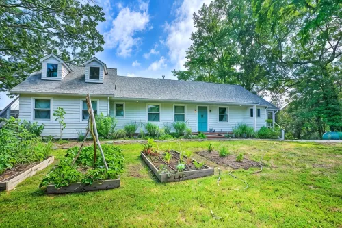 Charming Beach Cottage on Fishing Bay