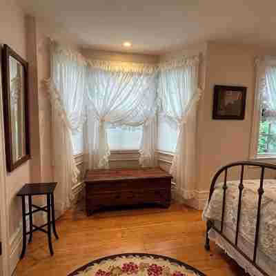 Chatham Village - Lovely 2 bedroom apartment in the antique home Rooms