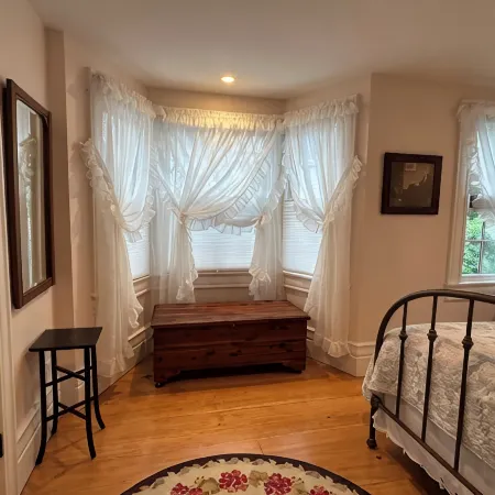 Chatham Village - Lovely 2 bedroom apartment in the antique home
