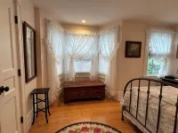 Chatham Village - Lovely 2 bedroom apartment in the antique home - 4-Star