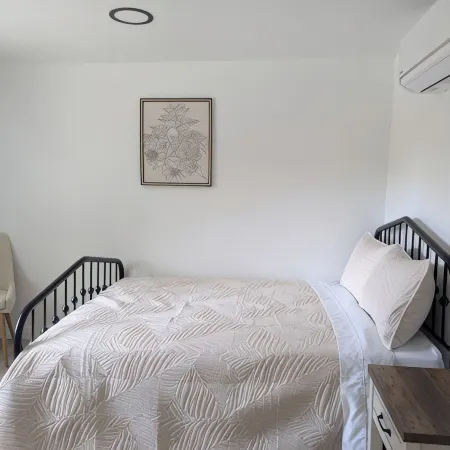 Spacious 6-bedroom house in marvelous Clovis with WiFi, AC
