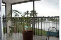 Renovated 2bed 2bath condo 2min to Fort Myers & Sanibel Beaches with WiFi, AC
