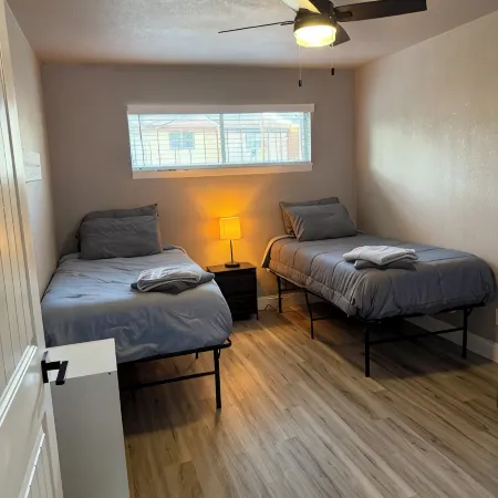 Charming 2-bedroom house with indoor hot tub and spa! Free EV Charger!