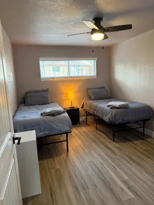 Charming 2-bedroom house with indoor hot tub and spa! Free EV Charger!