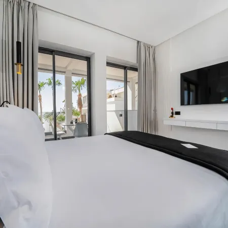 PETIT PALACE SUITES HOTEL Отели рядом с достопримечательностью «Пристань для яхт Адагира»