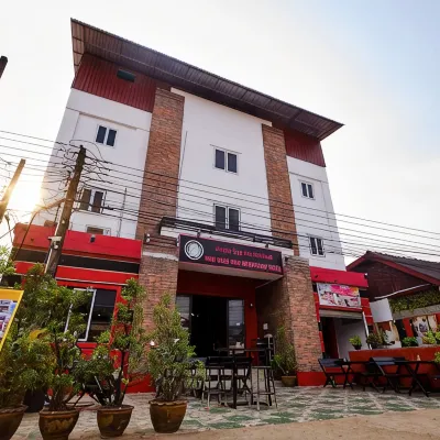 Vangvieng Rock Backpacker Rooftop Hostel ワット・タートン周辺のホテル