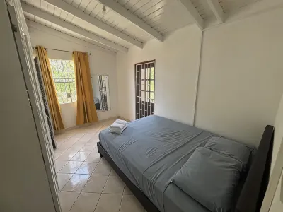 Spacious Upstairs 3-bedroom apartment with AC, WiFi in delightful Christ Church. Hotels in 