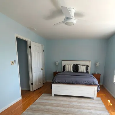 Charming Pet Friendly 4-bedroom river view home with grill, in lovely Weems!