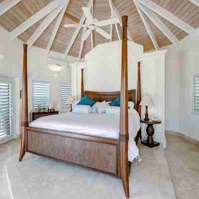 Your luxury home sleeps 10 on the World's number one Island and beach Rooms