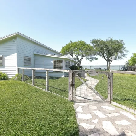 Charming3 Bedroom on Baffin Bay where legends of the speckled trout come to life
