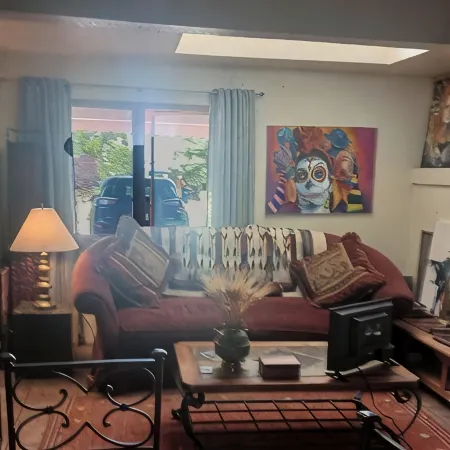 Randy's Roost -- Private unit within an artists home/studio and gallery.