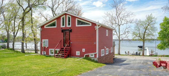 Large Lakefront Retreat – Sleeps 17+ Hotels in Lenawee County
