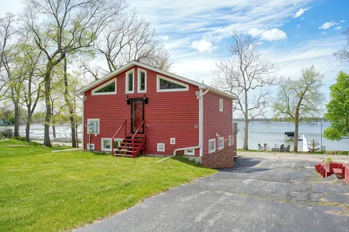 Large Lakefront Retreat – Sleeps 17+