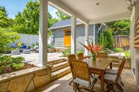 Chic Home with Stunning Patio, 5-min drive to Downtown - 방갈로