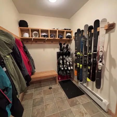 Spacious 4-bedroom Ski- in/ Ski-out condo in enchanting Sunday River w/ Hot Tub