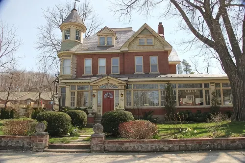 The Butchart Estate: heritage mansion by Georgian Bay