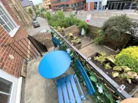 7 Mins to Gatwick Airport, Easy Commute to London! Comfortable King Size Bed! - Wifi