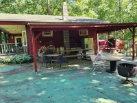Rustic Red Cabin on Kerr Lake - Homestays