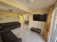 Peaceful 2-bedroom downstairs apartment walking distance to the airport. - 2 ดาว
