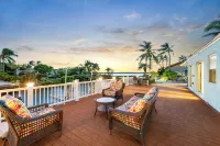 Waterfront Home with a Large Dock, Pool, and Deck Area. Can Accommodate Pets. - 3 stjerner