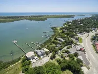 Waterfront home with dock, heated pool, & spectacular views- walk/bike downtown! - สระว่ายน้ำส่วนตัว