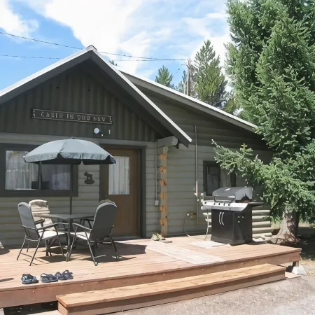 Cozy Cabin Just Minutes from Yellowstone. Book Now for Your Summer Stay!