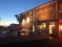 Fenwick Islander Motel Отели в г. 