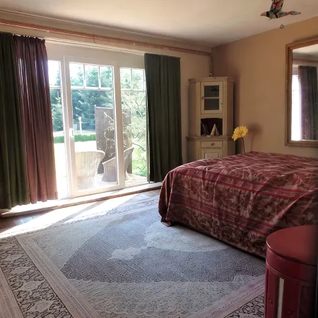 Spacious vacation apartment with fireplace and barrel sauna in the sheltered garden.