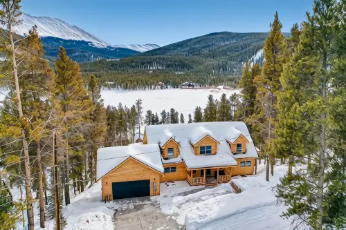 Located just 1.3 miles to downtown Breck and ski resortLicLR21-000002