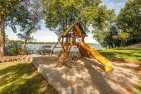 Delightful Lakeshore Cottage, Great Swim & Lakeside Amenities, +22 Foot Pontoon - Homestays