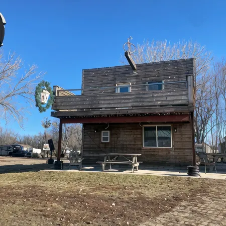 The Pedaler's Rest Retreat - Lakeside Tiny Home for 8 guests