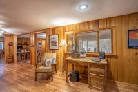 Tall pines cabin with chimney at "Upper Canyon" - ชาเลต์