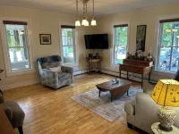 Loaded Kitchen • Sleeps 6, Seats 10 • Walk to Dining • 15 Min to Stowe Mountain - 公寓