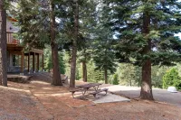 Large Luxury Cedar Home in the Forest at Lake Davis near golf courses - 3NightM