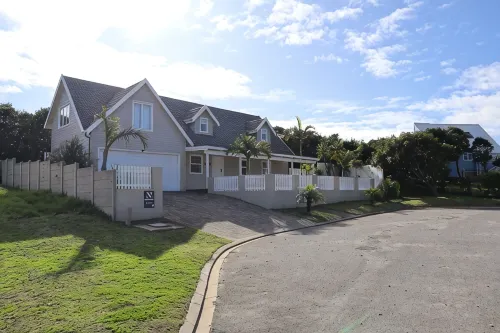 Stylish & Cozy House - 5min from the beach!