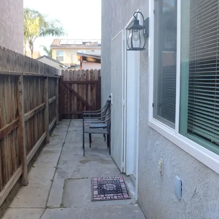 Spacious Modern Studio with a private entrance nearby Sequoia N Park