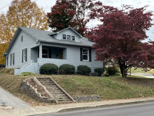 Newly Remodeled 4 Bedroom - 5 Minute Walk to Downtown Fountain!