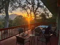 Large recently remodeled home close to Yosemite.  Hot tub, EV, Game room. - Boutique
